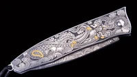 Penuh dengan pahatan naga, pisau lipat ini dikemas dengan kantung berbahan kulit dan kotak kayu yang elegan. Dibuat oleh pengrajin pisau bernama William Henry, harganya ditaksir mencapai Rp 189 juta. Foto: Oishya
