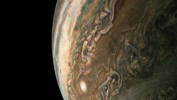 Deretan foto ini dihasilkan oleh Juno, kendaraan antariksa yang bertugas untuk meneliti struktur dan sejarah Jupiter, menggunakan kamera bernama JunoCam. Foto: Instagram @nasa