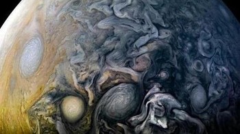 Juno mengambil potret jarak dekat dari planet ini pada ketinggian sekitar 10.000 hingga 35.000 kilometer, dan dalam penelitiannya sempat berada di jarak terdekat dari Jupiter, yaitu sekitar 3.400 kilometer. Foto: Instagram @nasa
