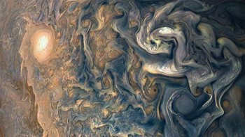 Tak jarang, gambar hasil tangkapan JunoCam yang berformat RAW diproses citizen scientist karena NASA memang menyediakannya secara terbuka ke publik. Foto: Instagram @nasa