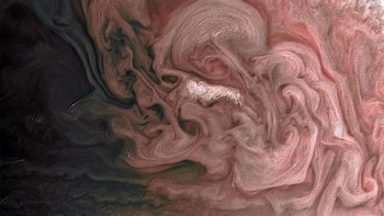 Selain awan, badai yang tengah mengantam planet gas ini juga tak jarang menghasilkan gulungan indah. Foto: Instagram @nasa