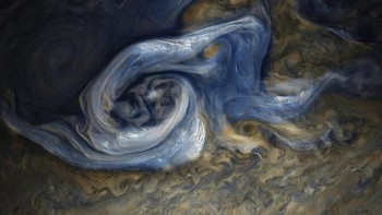 Awan yang menggulung di Jupiter pun juga sempat mendapat sentuhan tambahan dari kristal es amonia. Foto: Instagram @nasa