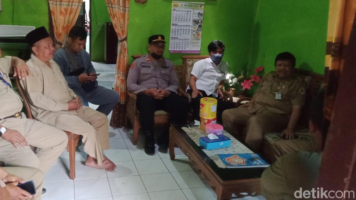 Polisi, Kesbangpol dan perangkat desa di rumah pemuda Klaten yang sempat dimintai keterangan polisi soal ledakan di dekat Asrama Brimob Grogol Indah Sukoharjo, Senin (26/9/2022).