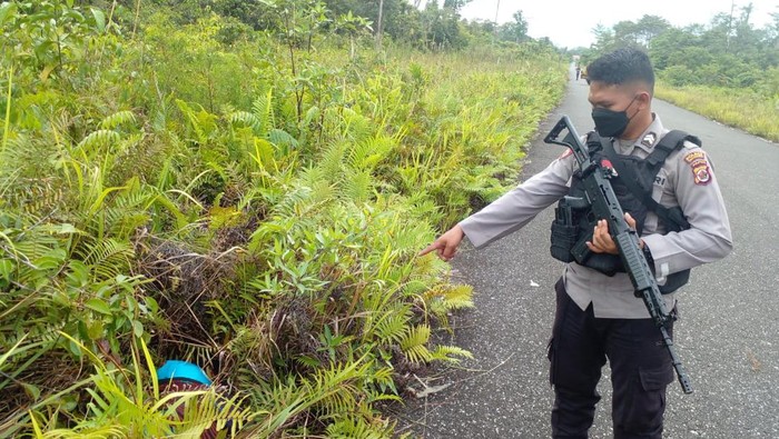 Polisi tunjukkan lokasi wanita ditemukan tewas mengenaskan di tepi Jalan Yahukimo, Papua.