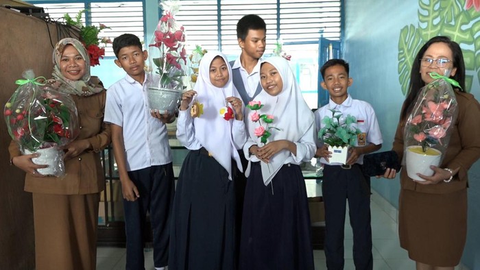 Siswa Sekolah Luar Biasa (SLB) di Kabupaten Polewali Mandar (Polman), Sulawesi Barat (Sulbar) dibekali keterampilan melalui pelatihan untuk membuat aneka kerajinan tangan.