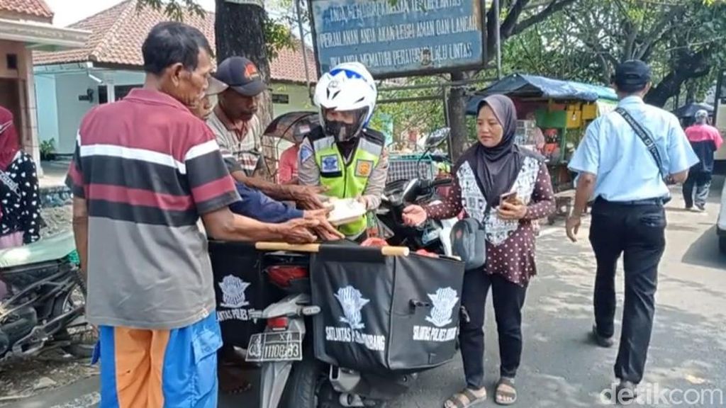 Rengkek Polisi di Jombang Laris Manis Diserbu Tukang Becak-PKL di Jalan