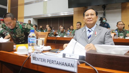 Panglima TNI Jenderal Andika Perkasa hingga KSAD Jenderal Dudung Abdurachman hadir dalam rapat Komisi I DPR. Posisi duduk Andika dan Dudung dipisahkan Menhan Prabowo.