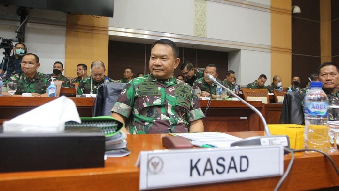 Panglima TNI Jenderal Andika Perkasa hingga KSAD Jenderal Dudung Abdurachman hadir dalam rapat Komisi I DPR. Posisi duduk Andika dan Dudung dipisahkan Menhan Prabowo.