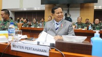 KSAU Marsekal Fadjar Prasetyo tampak tidak hadir dalam rapat. Muetya mengatakan Fadjar akan hadir menyusul.