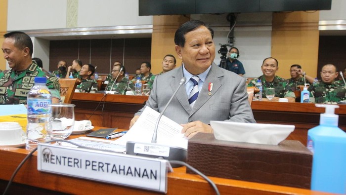 Panglima TNI Jenderal Andika Perkasa hingga KSAD Jenderal Dudung Abdurachman hadir dalam rapat Komisi I DPR. Posisi duduk Andika dan Dudung dipisahkan Menhan Prabowo.