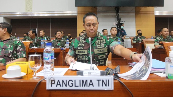 Potret Panglima TNI-KSAD Duduk Bareng di Raker Bersama DPR Panglima TNI Jenderal Andika Perkasa hingga KSAD Jenderal Dudung Abdurachman hadir dalam rapat Komisi I DPR. Posisi duduk Andika dan Dudung dipisahkan Menhan Prabowo.