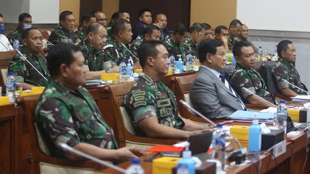 Panglima TNI Jenderal Andika Perkasa hingga KSAD Jenderal Dudung Abdurachman hadir dalam rapat Komisi I DPR. Posisi duduk Andika dan Dudung dipisahkan Menhan Prabowo.