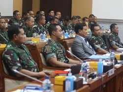 Potret Jenderal Andika-Dudung Duduk Bareng di Raker DPR