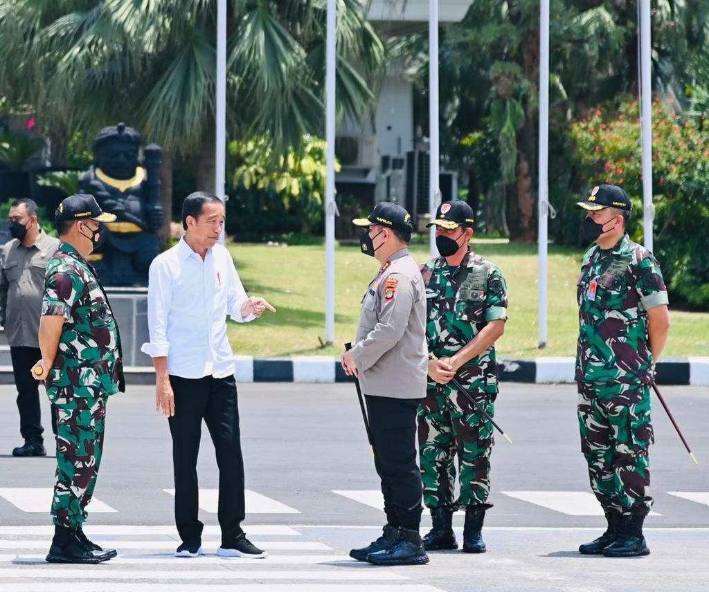 Presiden Joko Widodo melakukan kunjungan kerja ke Provinsi Sulawesi Tenggara pada Senin, 26 September 2022. Dengan menggunakan pesawat Boeing 737-400 TNI AU, Presiden dan rombongan lepas landas dari Bandar Udara Halim Perdanakusuma, Jakarta, sekitar pukul 12.00 WIB. (Foto: Laily Rachev - Biro Pers Sekretariat Presiden)