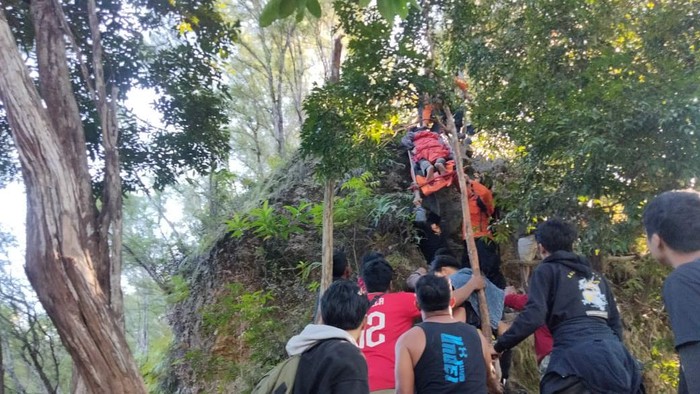 Proses evakuasi mahasiswa hilang  misterius di Gunung Popalia.