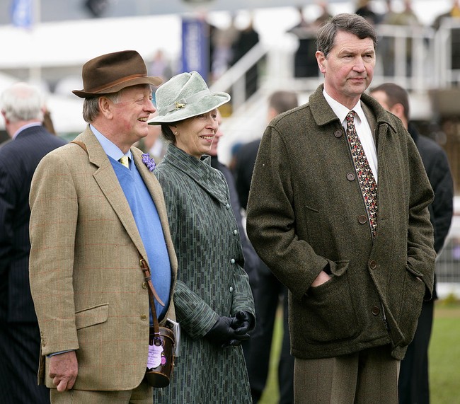 Inilah foto Putri Anne, suaminya Tim, dan Andrew yang tampak kompak. Foto: Getty Images