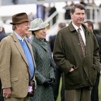 Inilah foto Putri Anne, suaminya Tim, dan Andrew yang tampak kompak. Foto: Getty Images