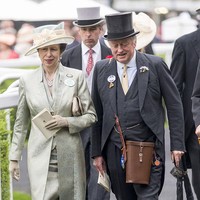 Putri Anne bahkan lebih sering terlihat bersama sahabatnya Andrew di kesempatan non-formal. Putri Anne sudah menikah dua kali. Suami pertamanya adalah Mark Philips. Putri Anne kemudian menikah lagi dengan Timothy Laurence. Foto: Getty Images
