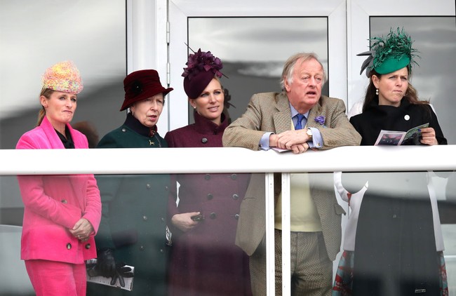 Andrew bahkan menjadi ayah baptis Zara, anak Putri Anne. Inilah potret Andrew bersama Zara dan Putri anne. Foto: Getty Images