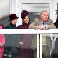 Andrew bahkan menjadi ayah baptis Zara, anak Putri Anne. Inilah potret Andrew bersama Zara dan Putri anne. Foto: Getty Images