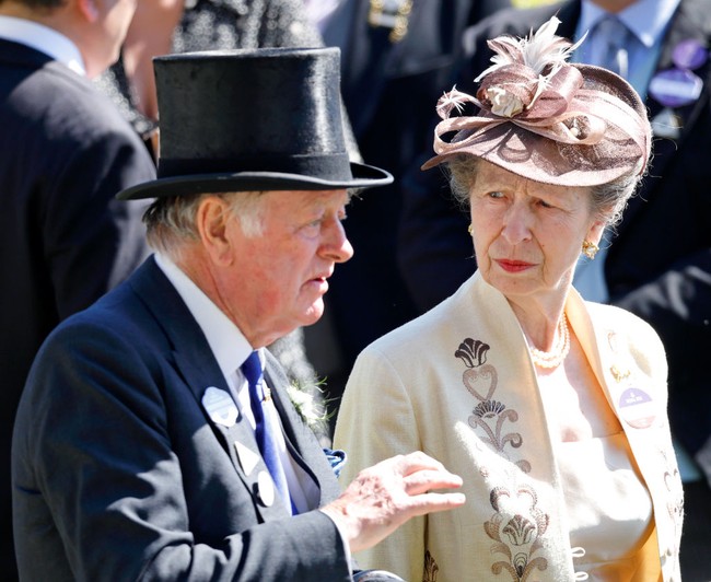 Inilah potret kedekatan Putri Anne dengan Andrew Parker Bowles saat Royal Ascot pada Juni 2022. Foto: Getty Images