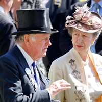 Inilah potret kedekatan Putri Anne dengan Andrew Parker Bowles saat Royal Ascot pada Juni 2022. Foto: Getty Images