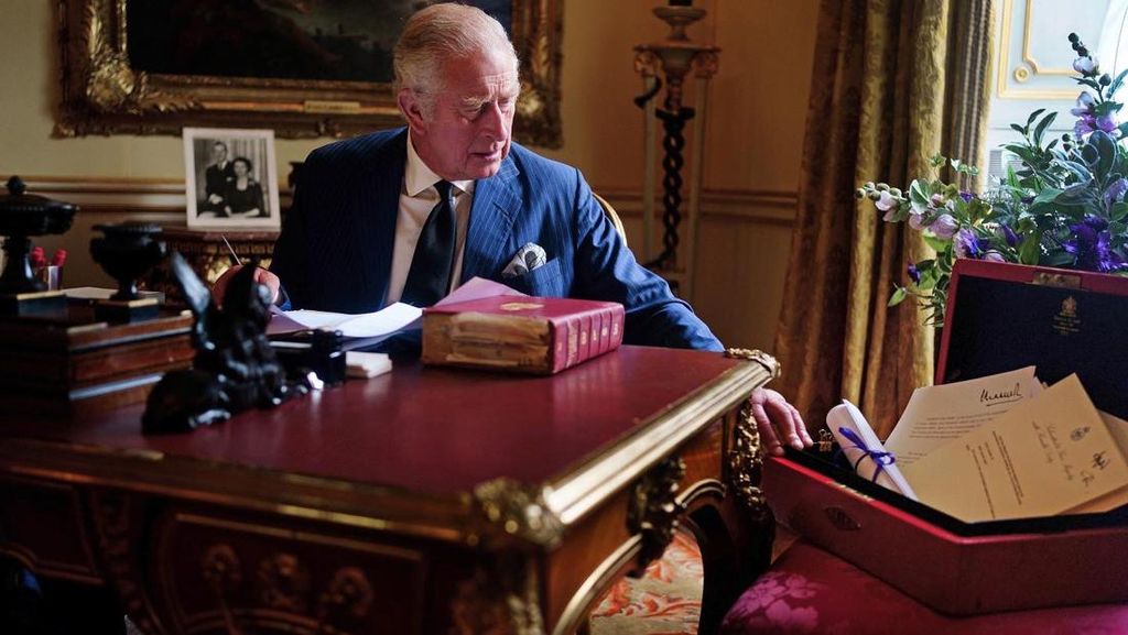 Gaya Raja Charles III Bekerja di Istana Buckingham