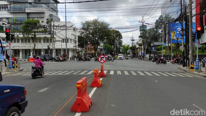 Rambu larangan belok kanan di Kayutangan, Kota Malang, buat salah fokus pengguna jalan.