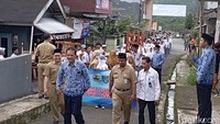 Namun, karena kegiatan pembelajaran tatap muka telah berjalan dan gedung direhab, SMK N 1 Karangjambu hanya mendapat dua kelas yang tidak cukup untuk pembelajaran. Jadilah para siswanya kini terpaksa menggunakan kios pasar sebagai lokasi belajar mengajar. Foto: Vandi Romadhon/detikJateng