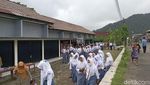 Potret Siswa SMKN di Purbalingga Sekolah di Pasar gegara Tak Punya Gedung