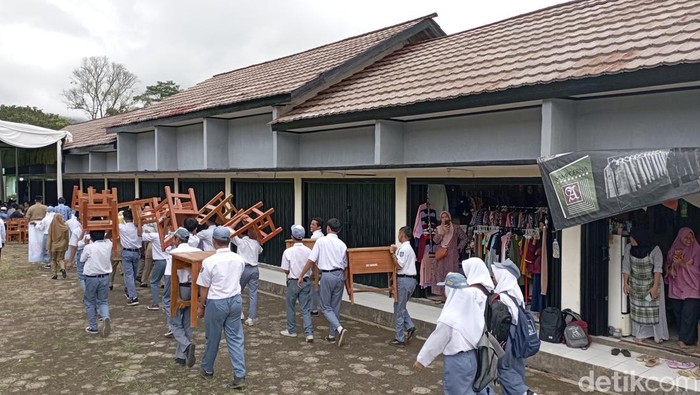 Ratusan siswa SMKN 1 Karangjambu pindah ke kios Pasar Desa Purbasari Purbalingga, Senin (26/9/2022).