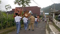 Dia berharap ada perhatian pemerintah agar kondisi yang selama ini dialami anak-anak SMK N 1 Karangjambu dapat berubah. Ke depan impian anak-anak memiliki gedung sekolah sendiri agar dapat terwujud. Foto: Vandi Romadhon/detikJateng
