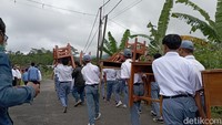 Dengan membawa kursi dan meja sekolah, ratusan siswa mulai menempati ruang kelas yang akan digunakannya untuk bersekolah. Namun, ruang kelas yang digunakan bukanlah sekolah pada umumnya, namun ruangan kios di pasar Desa Purbasari.  Foto: Vandi Romadhon/detikJateng