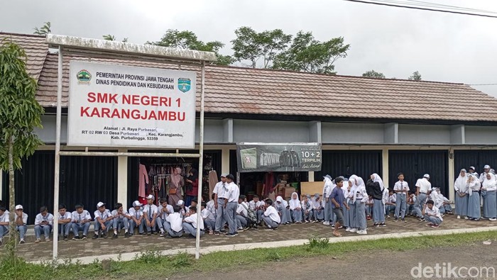 Ratusan siswa SMKN 1 Karangjambu pindah ke kios Pasar Desa Purbasari Purbalingga, Senin (26/9/2022).