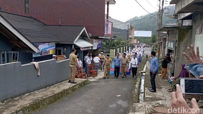 Ratusan siswa SMKN 1 Karangjambu pindah ke kios Pasar Desa Purbasari Purbalingga, Senin (26/9/2022). Ratusan siswa SMKN 1 Karangjambu pindah ke kios Pasar Desa Purbasari Purbalingga, Senin (26/9/2022).