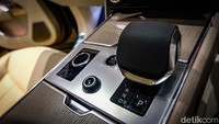 New Range Rover menerapkan teknologi mild-hybrid dan dilengkapi turbocharger sehingga memiliki kecepatan maksimum 242 km/jam.