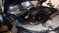 Range Rover terbaru mengusung sistem all wheel drive yang menyalurkan tenaga halus untuk mencegah selip di jalan off-road.