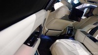 Interior New Range Rover hadir dengan kesan mewah. Head unit dapat terkoneksi dengan Apple Carplay maupun Android Auto.