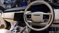 New Range Rover menggunakan audio Meridian Signature. 