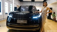 Model berpose di depan The New Range Rover.