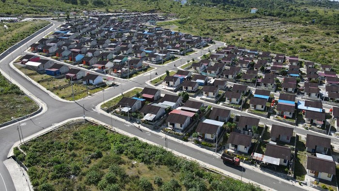 RUMAH BANTUAN KORBAN BENCANA GEMPA PALU Foto udara rumah bantuan untuk korban bencana gempa, tsunami, dan likuefaksi yang dibangun oleh Kementerian PUPR di Kawasan Huntap Duyu di Palu, Sulawesi Tengah, Minggu (25/9/2022). Sebagian besar korban bencana gempa, tsunami, dan likuefaksi yang terjadi pada 28 September 2018 itu kini telah menempati hunian tetap bantuan pemerintah maupun NGO. ANTARA FOTO/Mohamad Hamzah/tom.