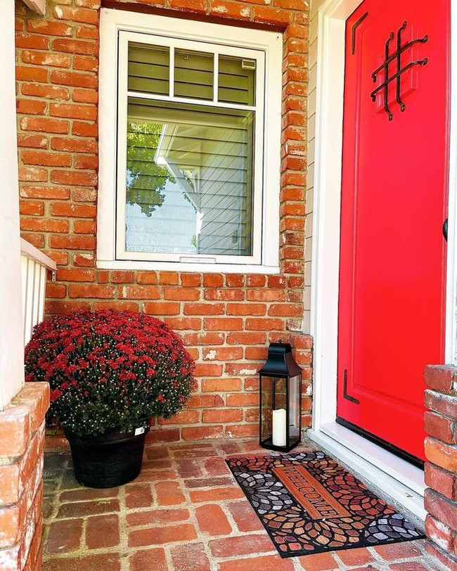 Sebuah pintu merah menjadi ciri khas rumah tersebut. Home sweet home❤️ Rumah nya kk @cintakuya and @nino_kuyafinaly My American house ❤️❤️, tulis Astrid dalam sebuah unggahan. (Foto: Instagram/@astridkuya)