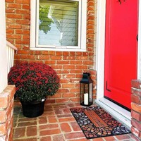 Sebuah pintu merah menjadi ciri khas rumah tersebut. Home sweet home❤️ Rumah nya kk @cintakuya and @nino_kuyafinaly My American house ❤️❤️, tulis Astrid dalam sebuah unggahan. (Foto: Instagram/@astridkuya)