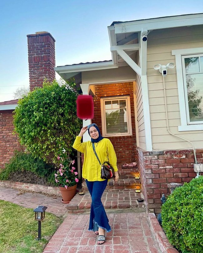 Impian Uya Kuya untuk memiliki sebuah rumah di Negeri Paman Sam akhirnya tercapai. Rumah tersebut beberapa kali muncul di Instagram sang presenter dan istrinya, Astrid Kuya. (Foto: Instagram/@astridkuya)