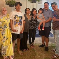 Halaman belakang rumah Uya bisa dimanfaatkan untuk menggelar pesta kecil-kecilan. Mereka sempat mengadakan acara syukuran rumah baru di sini, lengkap dengan tumpeng nasi kuning. (Foto: Instagram/@astridkuya)