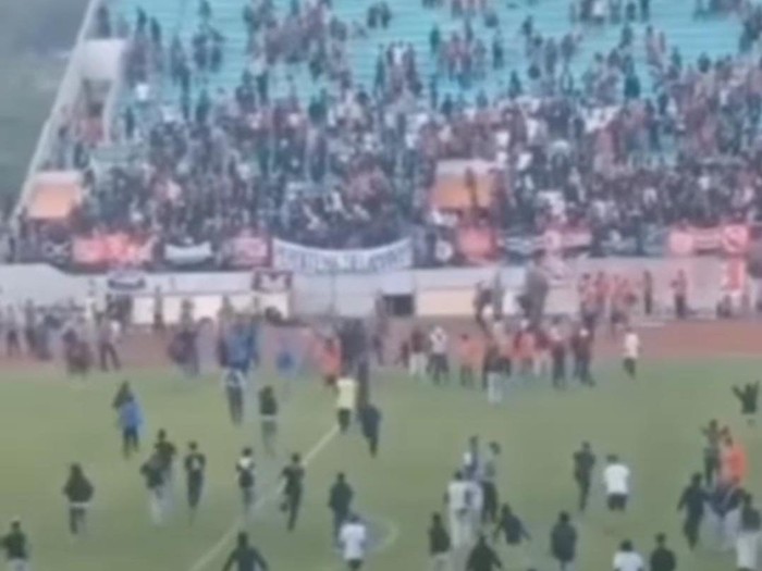 Rusuh suporter usai pertandingan di Stadion Moch Soebroto Kota Magelang.
