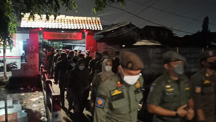 Satpol PP Jakarta Utara menggerebek lokalisasi dekat Hutan Kota Rawa Malang, Cilincing, Senin (26/9/2022) malam.