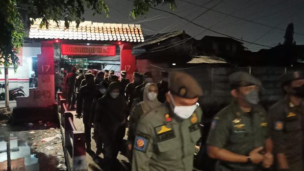 Satpol PP Jakarta Utara menggerebek lokalisasi dekat Hutan Kota Rawa Malang, Cilincing, Senin (26/9/2022) malam.