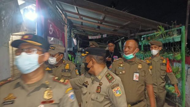 Satpol PP Jakarta Utara menggerebek lokalisasi dekat Hutan Kota Rawa Malang, Cilincing, Senin (26/9/2022) malam.
