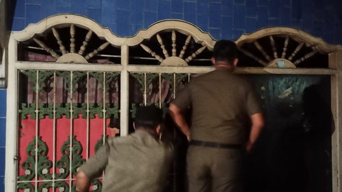 Satpol PP Jakarta Utara menggerebek lokalisasi dekat Hutan Kota Rawa Malang, Cilincing, Senin (26/9/2022) malam.